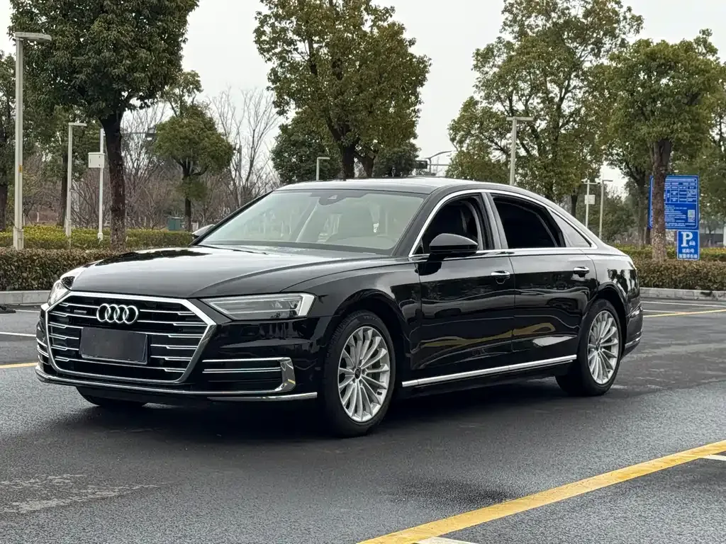 Audi A8 — фото 1