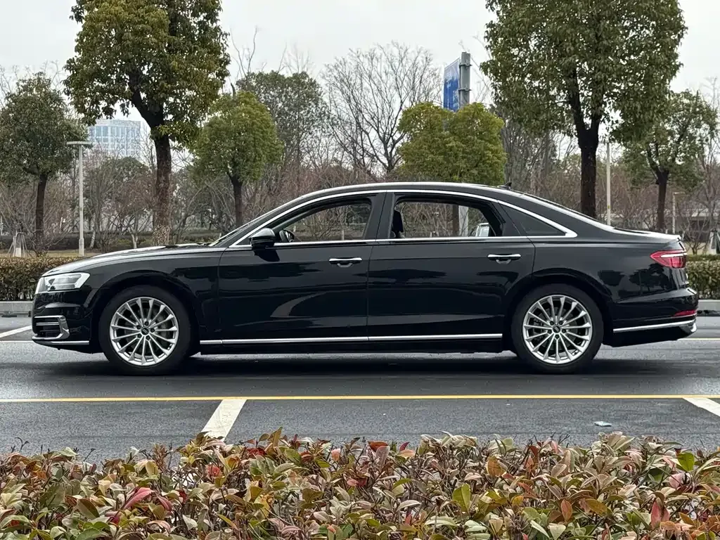 Audi A8 — фото 10