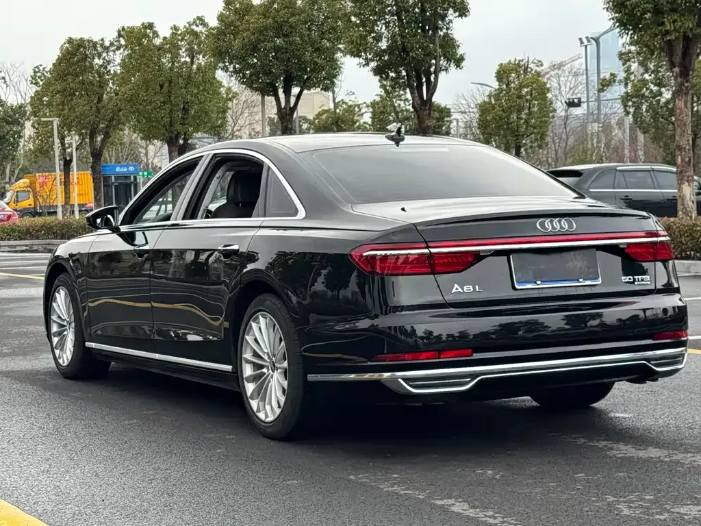 Audi A8 — фото 5