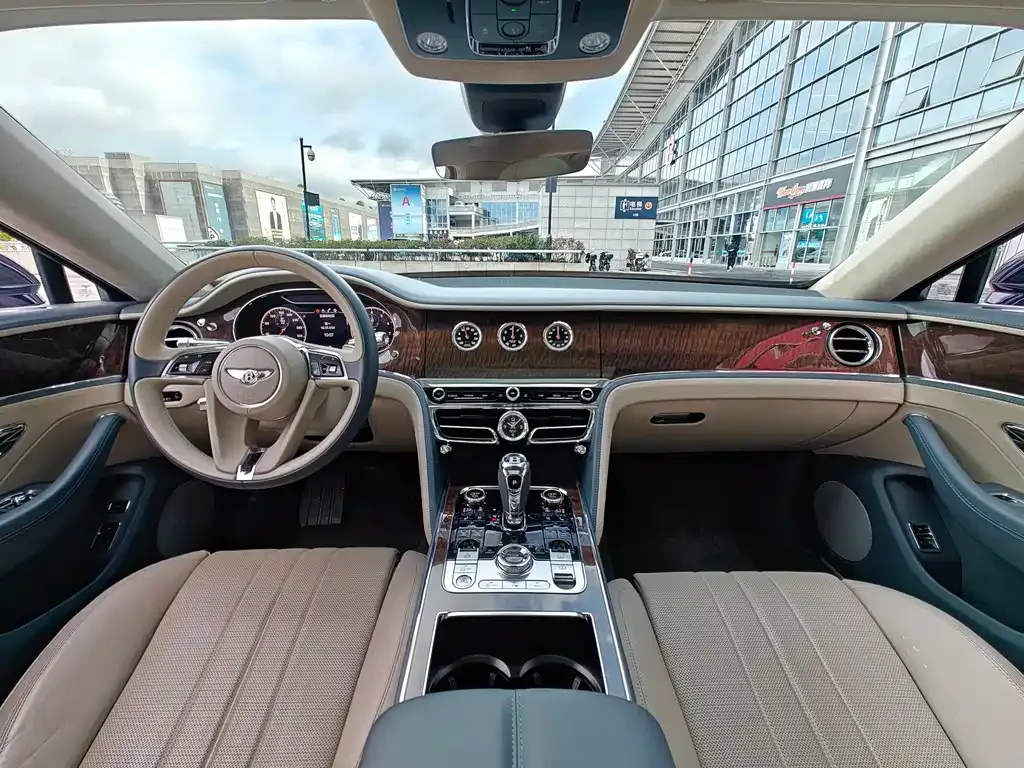 Bentley Flying Spur — фото 10