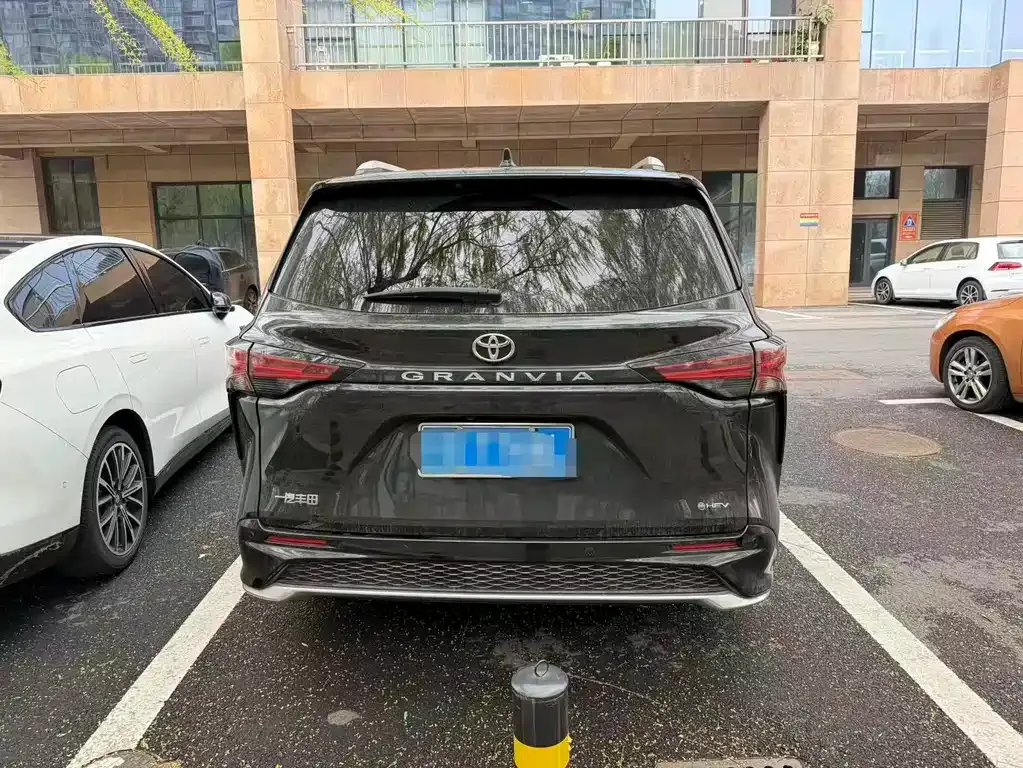 Toyota Granvia 2024 из CN, фото 10