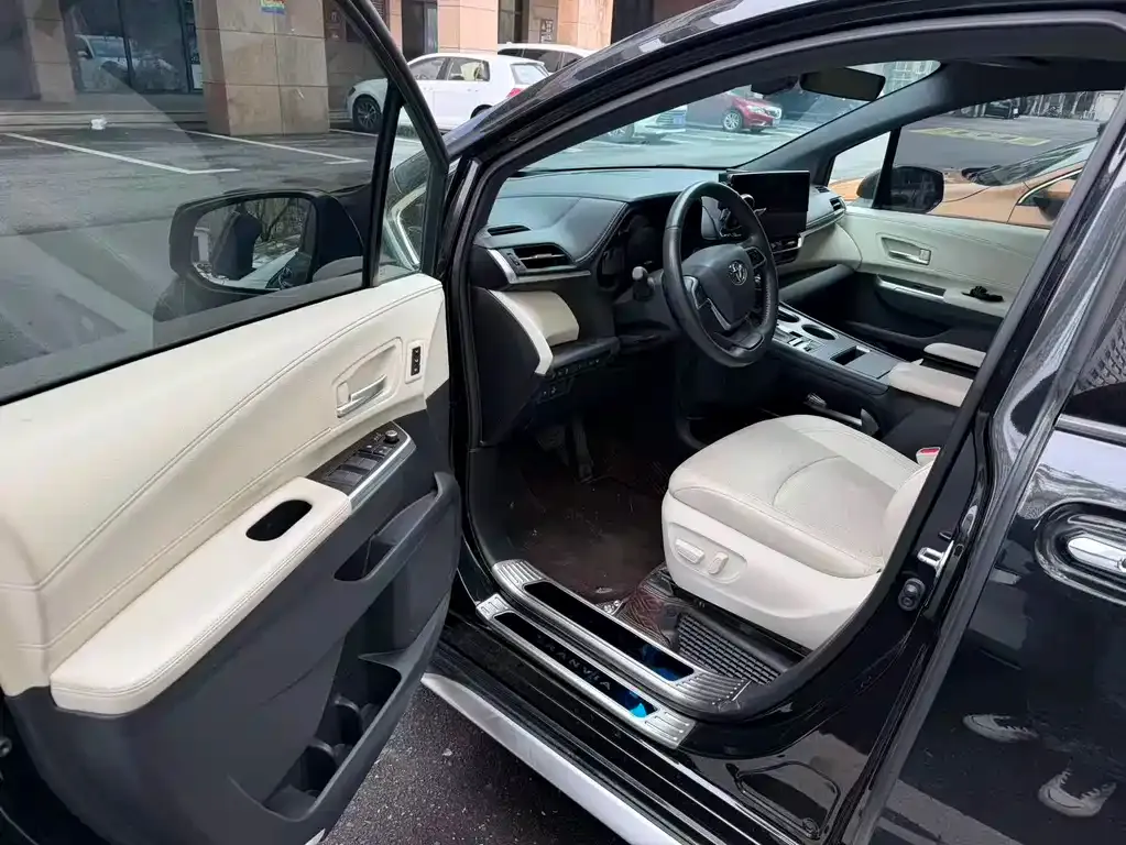 Toyota Granvia 2024 из CN, фото 3