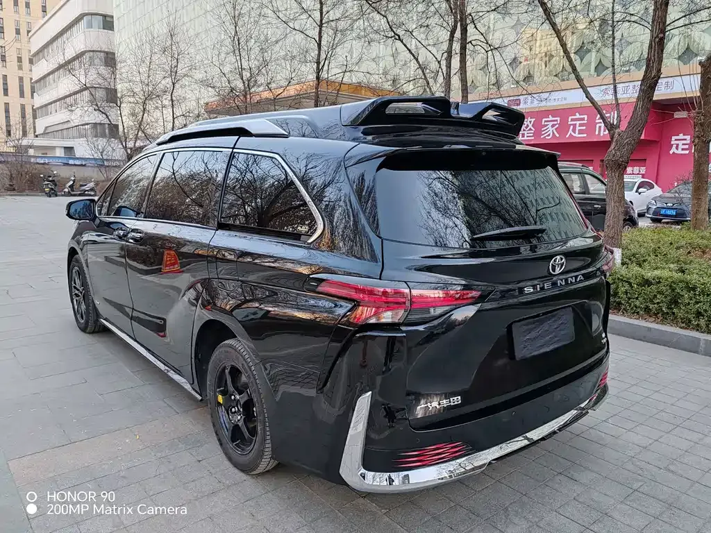 Toyota Sienna — фото 8