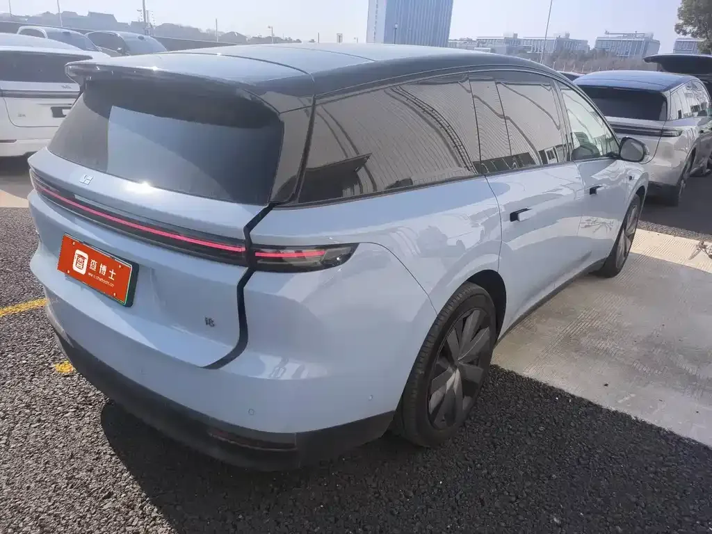 Li Auto i8 — фото 9