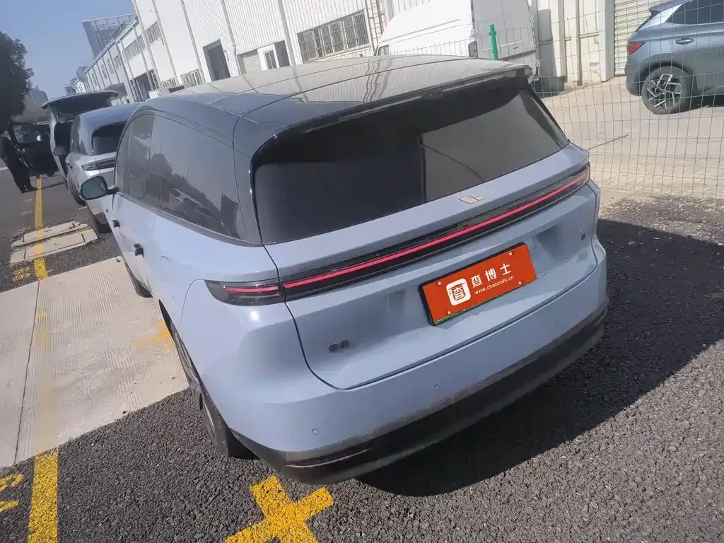 Li Auto i8 — фото 8