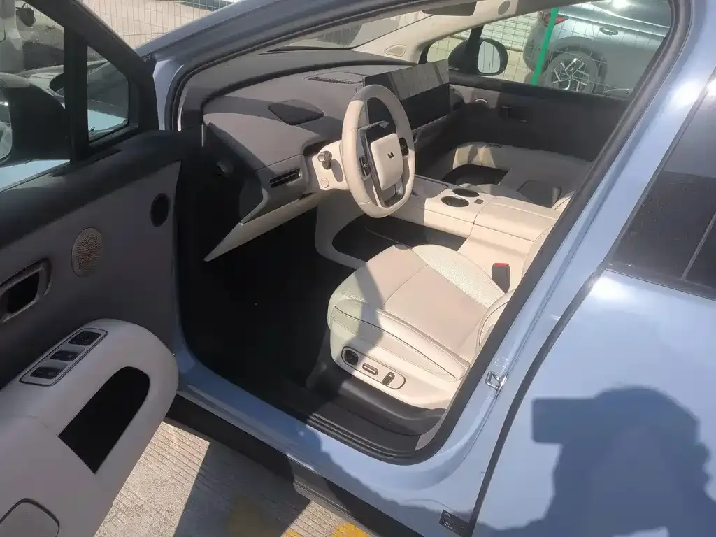Li Auto i8 — фото 5