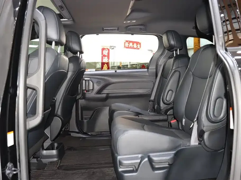 Toyota Granvia — фото 6