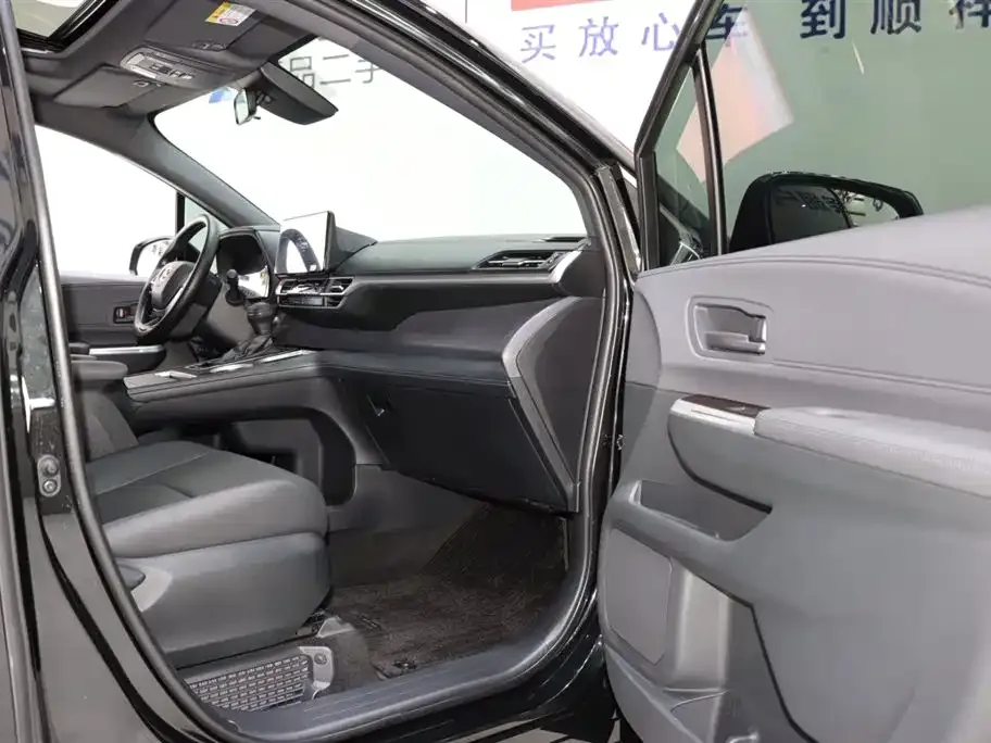 Toyota Granvia — фото 4