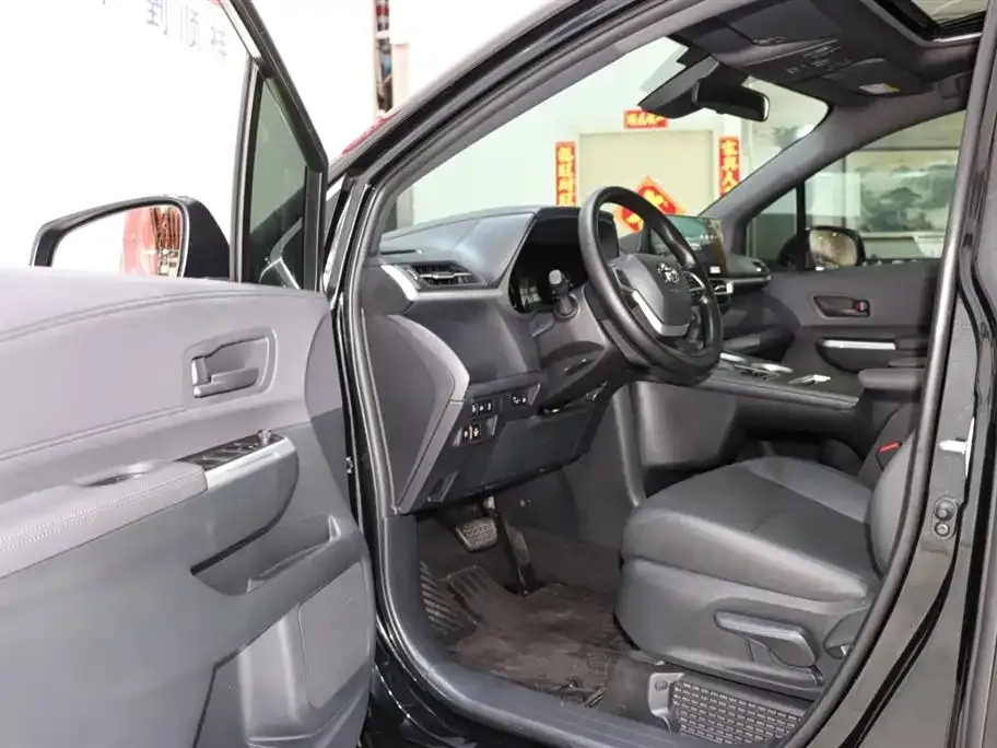 Toyota Granvia — фото 8
