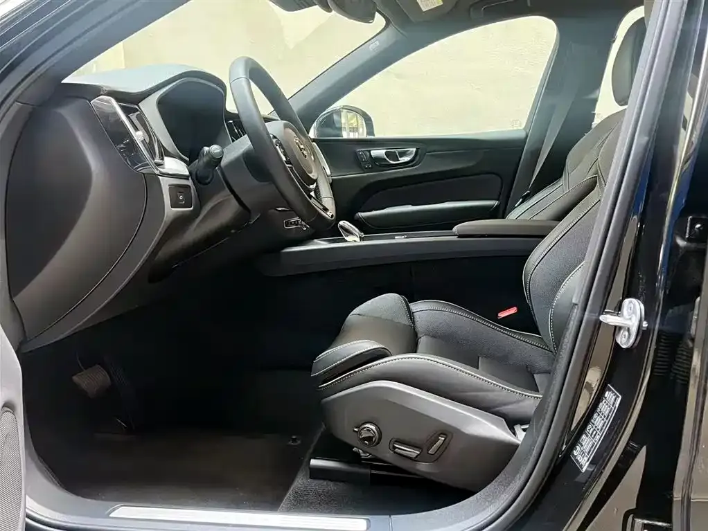 Volvo XC60 — фото 10