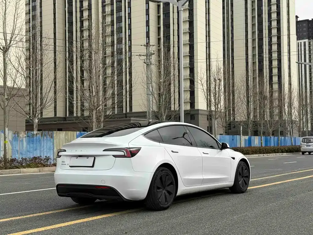 Tesla Model 3 — фото 9