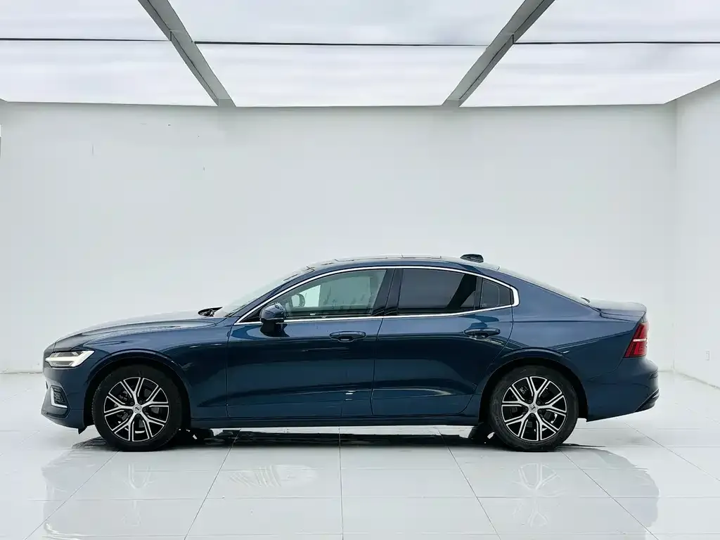 Volvo S60 2023 из CN, фото 2