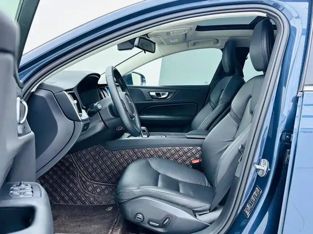 Volvo S60 2023 из CN, фото 5