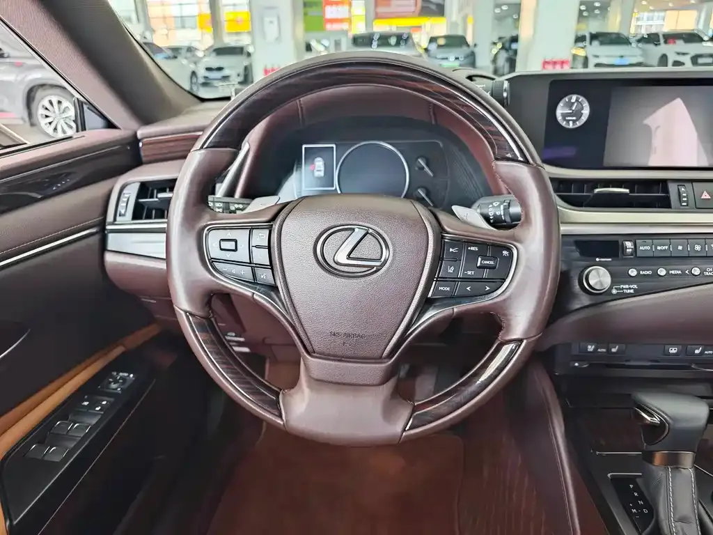 Lexus ES — фото 10