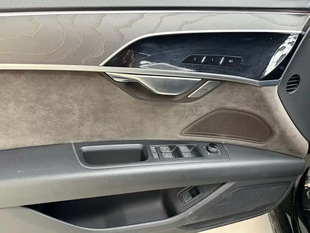 Audi A8 — фото 9