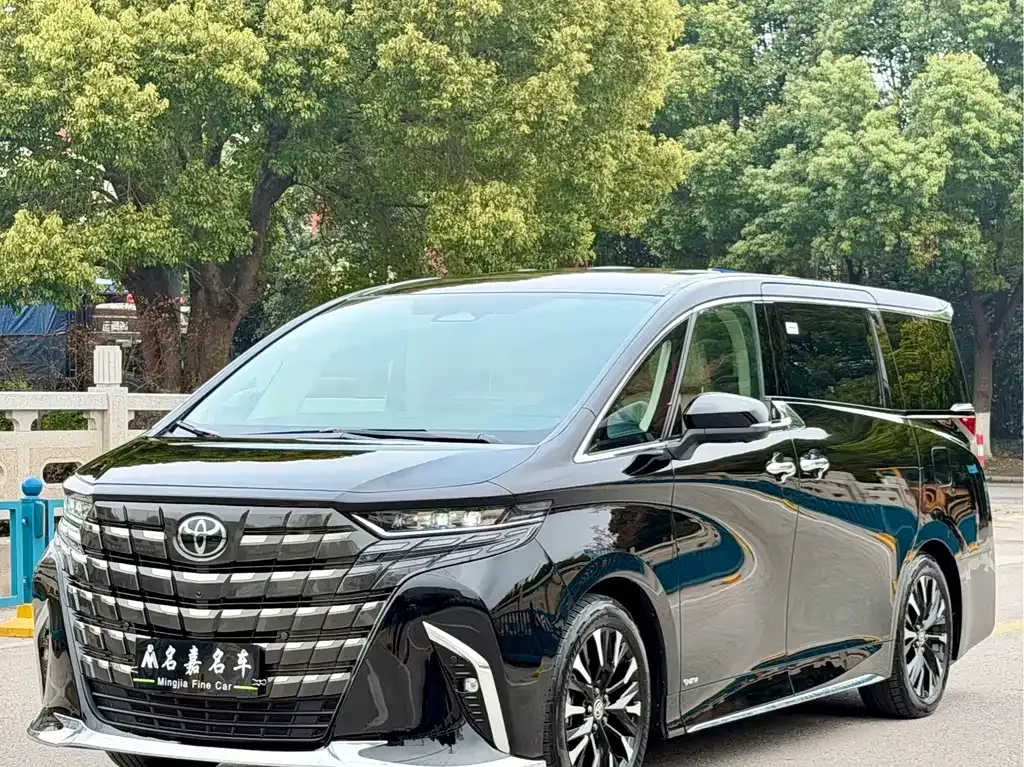 Toyota Alphard — фото 1