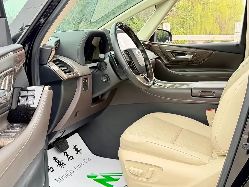 Toyota Alphard — фото 2