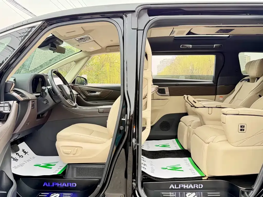 Toyota Alphard — фото 3