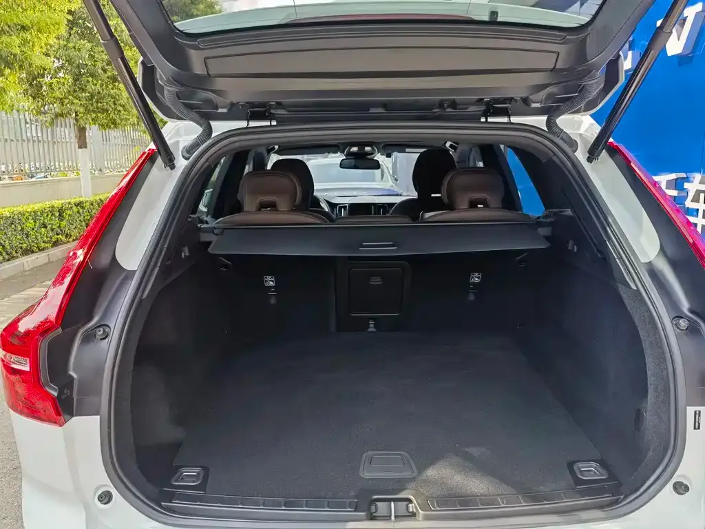 Volvo XC60 2024 из CN, фото 2