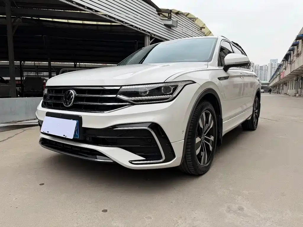 Volkswagen Tiguan L — фото 1