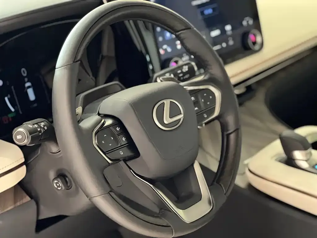 Lexus LM — фото 4