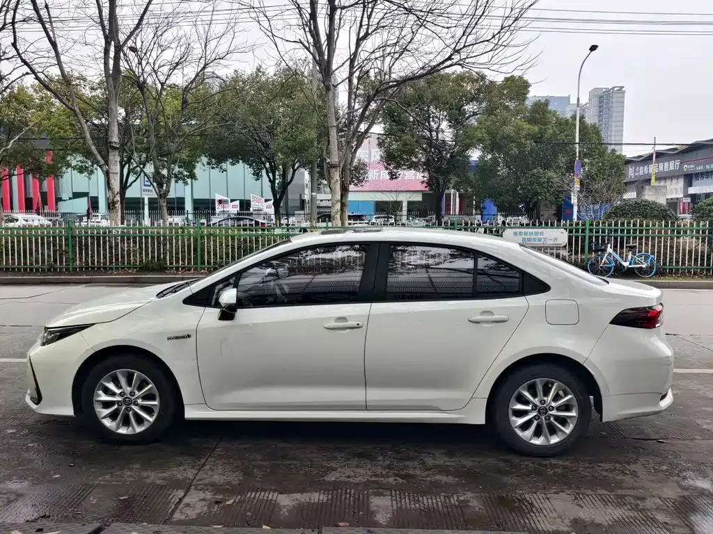 Toyota Corolla — фото 10