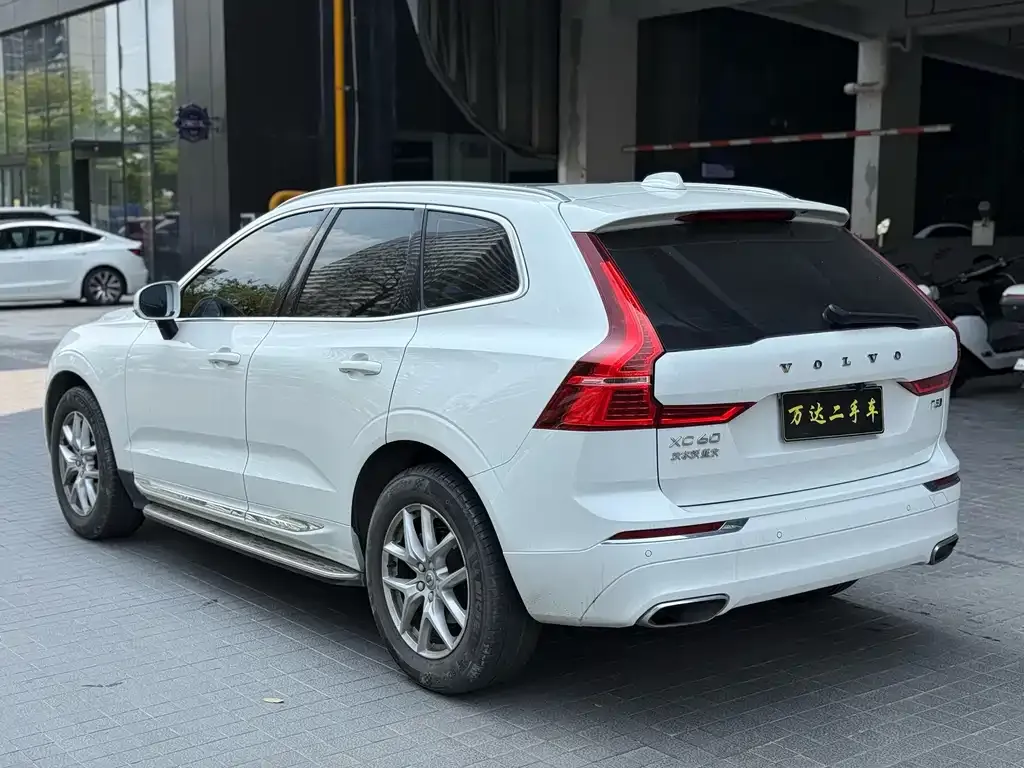 Volvo XC60 — фото 10