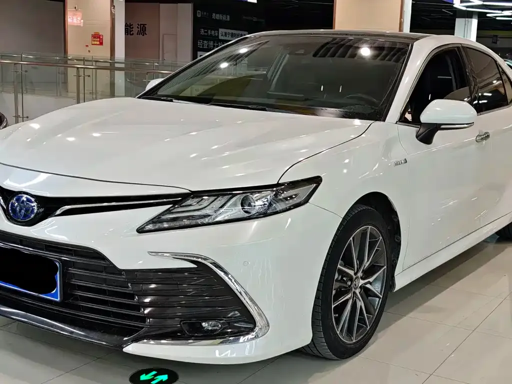 Toyota Camry — фото 1