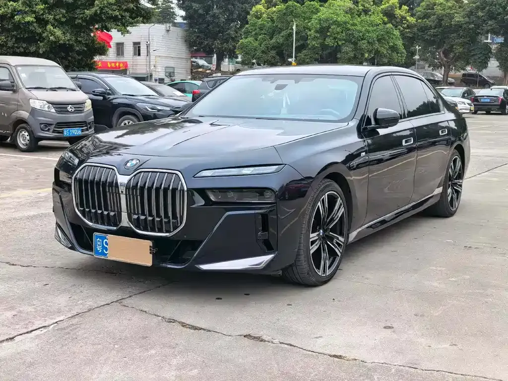 BMW 7 Series — фото 1