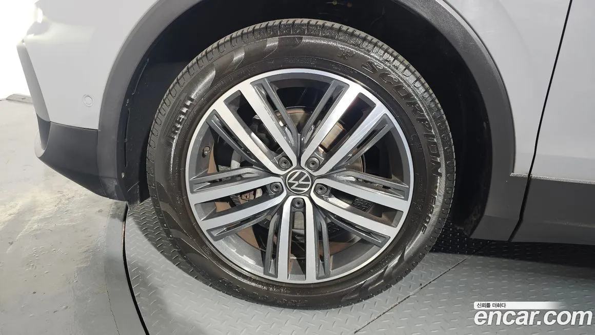 Volkswagen Tiguan — фото 10