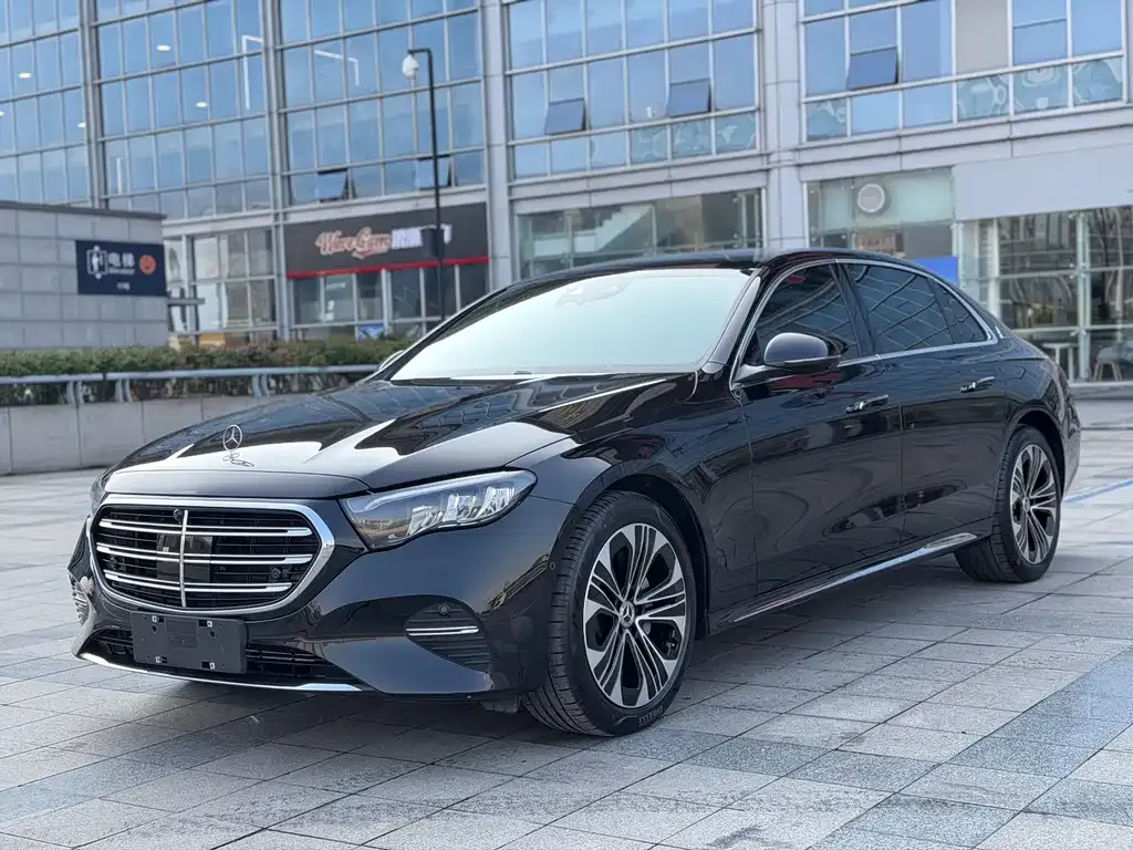 Mercedes-Benz E-Class — фото 1