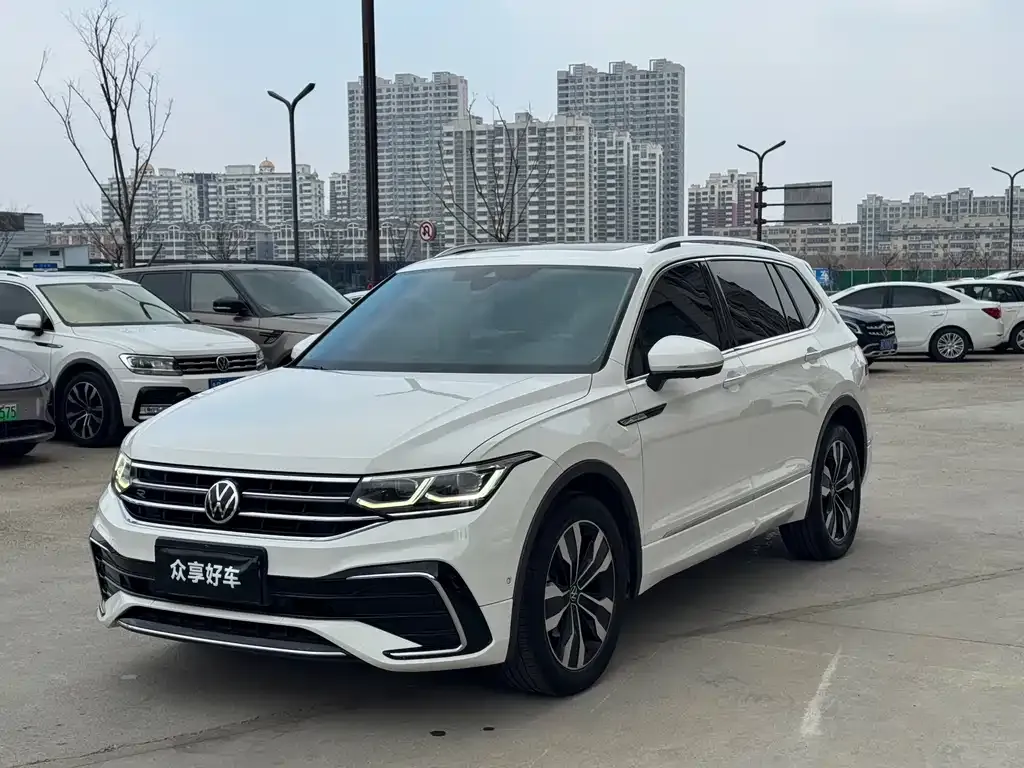 Volkswagen Tiguan L — фото 1