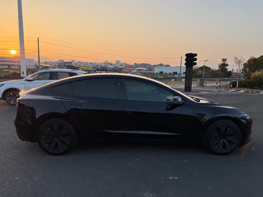 Tesla Model 3 — фото 4