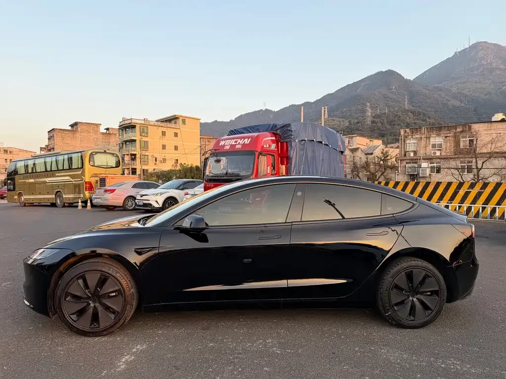 Tesla Model 3 — фото 10
