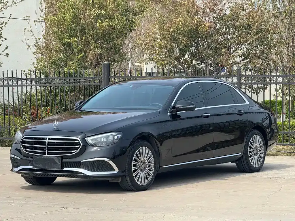 Mercedes-Benz E-Class — фото 1