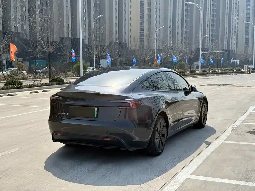 Tesla Model 3 — фото 4