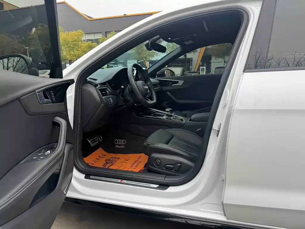 Audi A4L 2023 из CN, фото 6