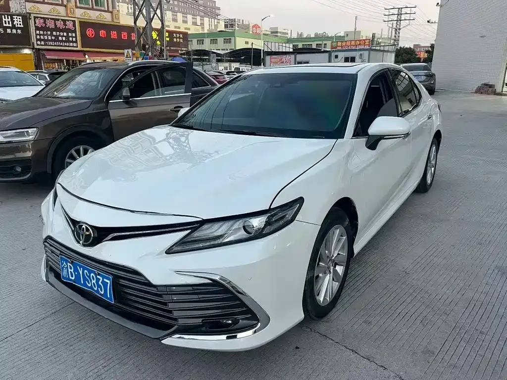 Toyota Camry — фото 1