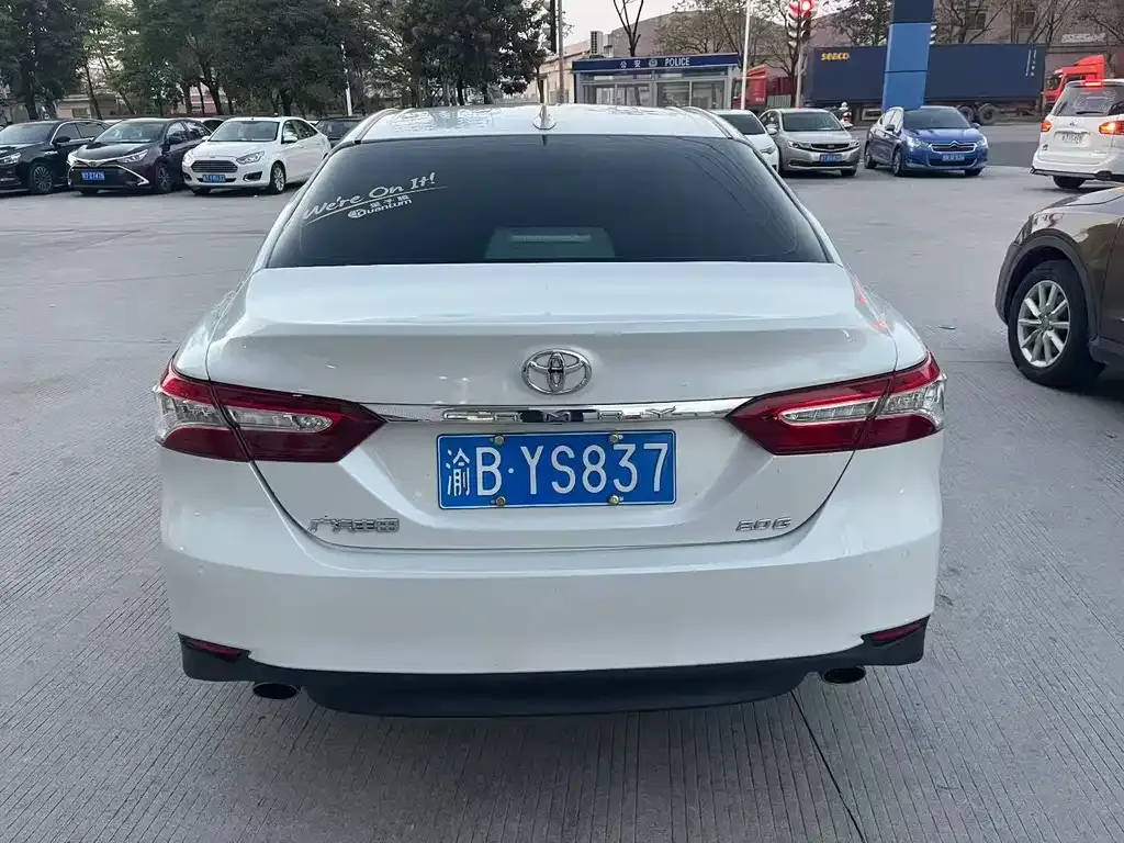 Toyota Camry — фото 3