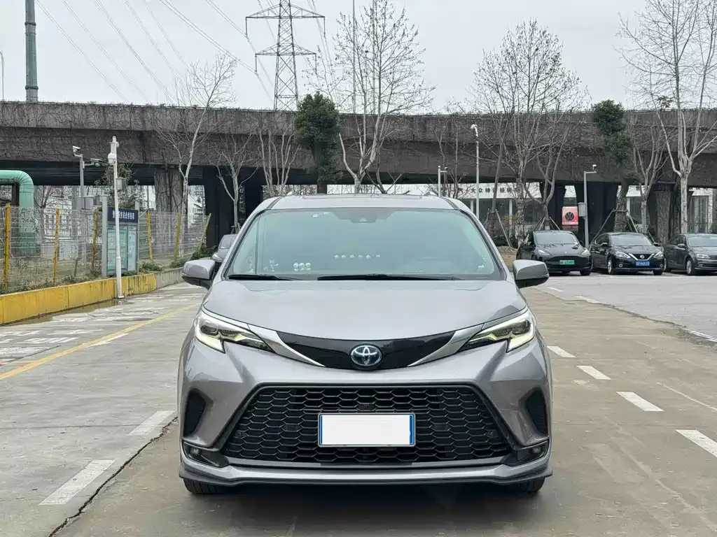 Toyota Granvia 2023 из CN, фото 10