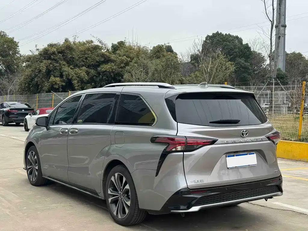 Toyota Granvia 2023 из CN, фото 4