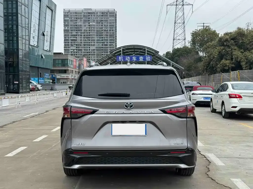 Toyota Granvia 2023 из CN, фото 6
