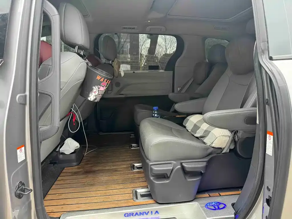 Toyota Granvia 2023 из CN, фото 2