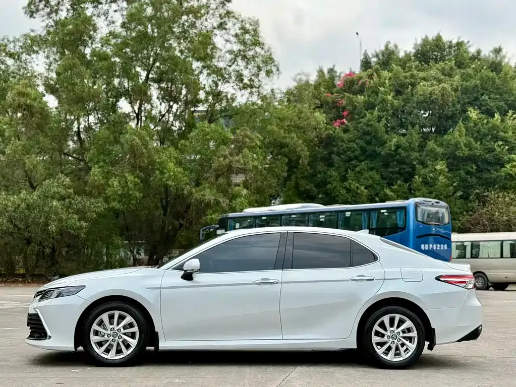 Toyota Camry — фото 4