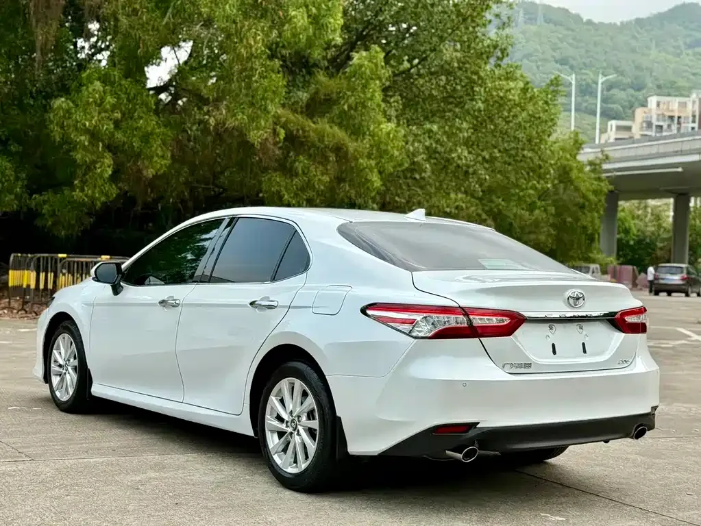Toyota Camry — фото 3