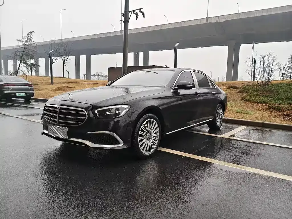 Mercedes-Benz E-Class — фото 1