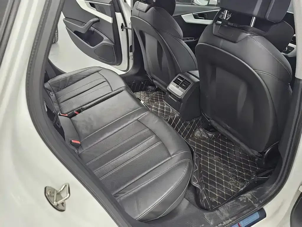 Audi A4L 2021 из CN, фото 6