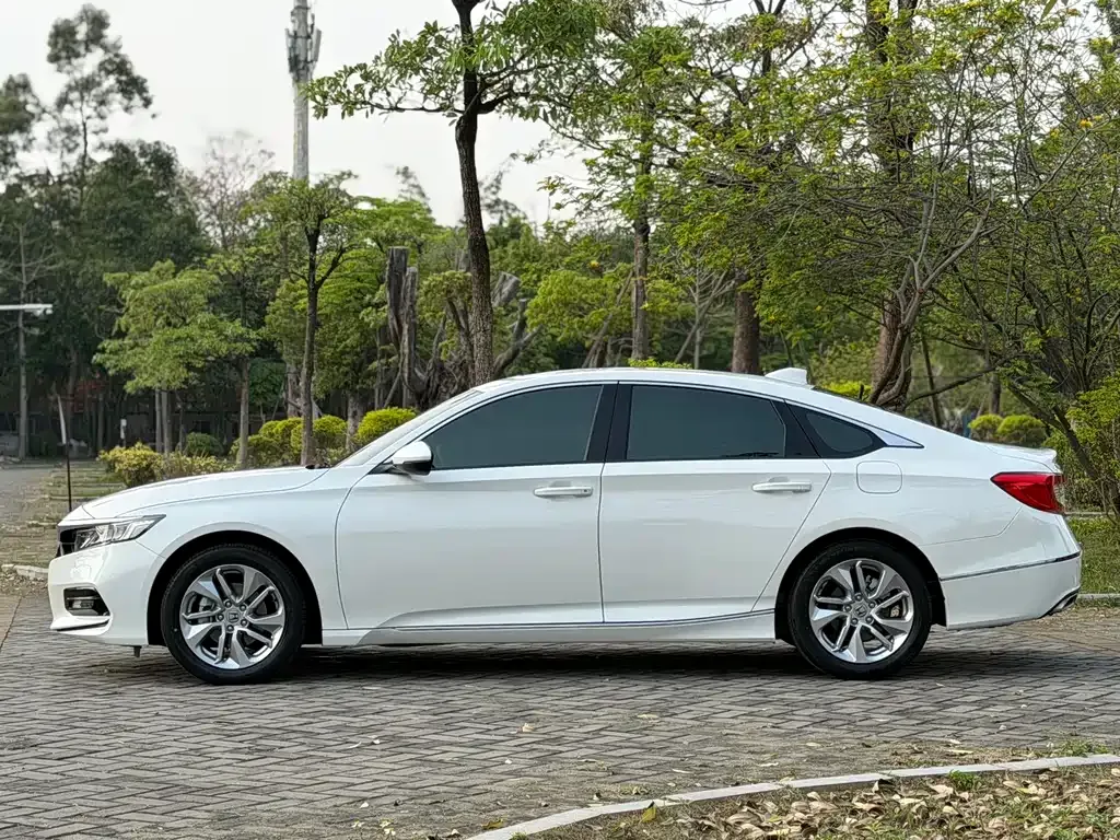 Honda Accord — фото 10