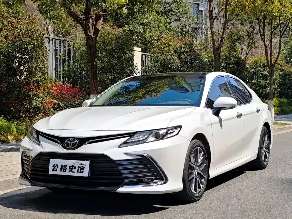 Toyota Camry — фото 1