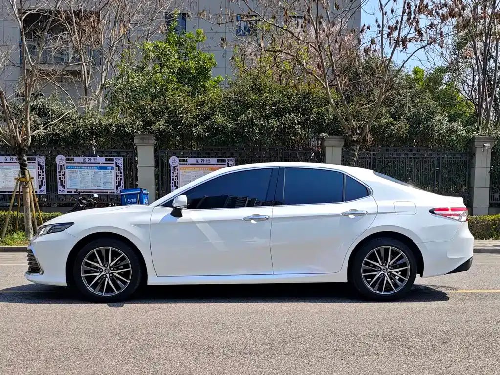 Toyota Camry — фото 8